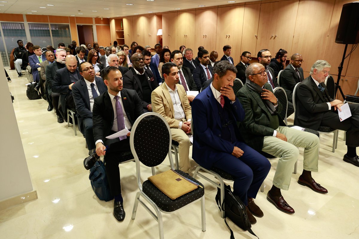 O 1ª aniversário da histórica visita de Suas Majestades, os Reis da Espanha à Angola, a Missão Diplomática de Angola em Espanha realizou ontem, uma mesa-redonda,sob o tema "O Impacto da Cooperação Económica entre Angola e Espanha para o Desenvolvimento da República de Angola".