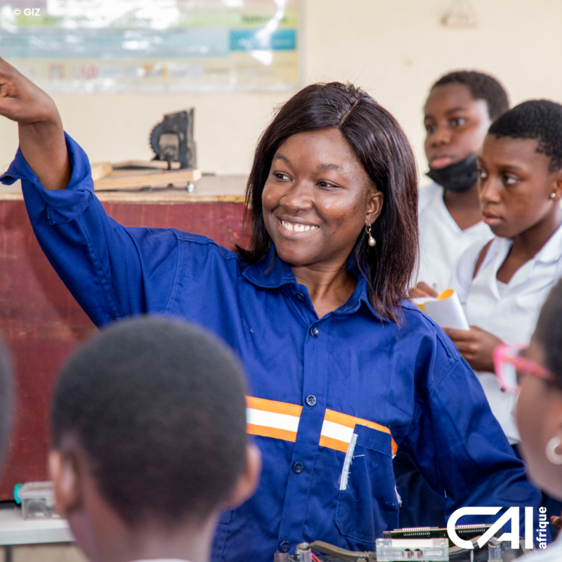 halloafrique's tweet photo. "Dans 5-10 ans je me vois cheffe d’entreprise ds le secteur des énergies renouvelables." Christelle OGO, #FemmedeScience en Côte d'Ivoire🇨🇮
En tant que présidente de l'association "Sciences & Technologies au Féminin" Christelle brave les obstacles contre les femmes en sciences💪🏾