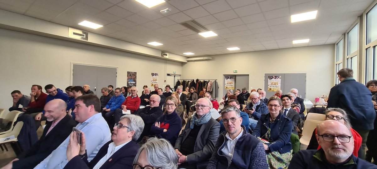 Heureux d'être présent ce matin à #Argentan aux côtés du Président <a href="/Renaissance/">Renaissance</a> de l'Orne <a href="/bouche_nicolas/">Nicolas Bouché</a>, de notre députée européenne <a href="/s_yoncourtin/">Stéphanie Yon-Courtin</a> et du sénateur Olivier Bitz. Merci aux intervenants de la table ronde sur les questions agricoles et européennes!