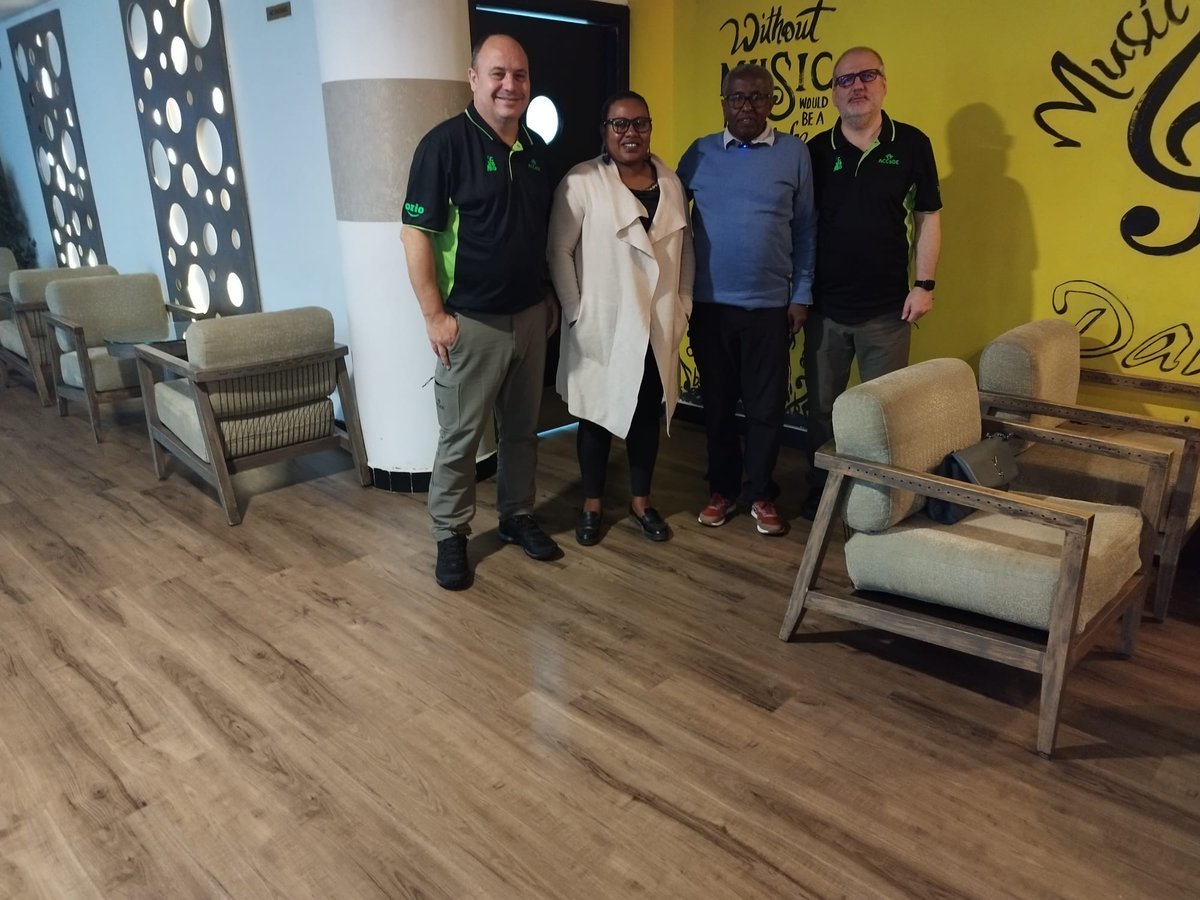 En Addis Ababa, reunión con la Señora Meseret responsable de la Asociación AHRE (Asociation of Human Rights of Ethiopia) para iniciar los trabajos de apoyo a las mujeres víctimas de las Guerras del Norte de Etiopía, las que tuvieron que migrar y retornan y ayuda a las Presas.