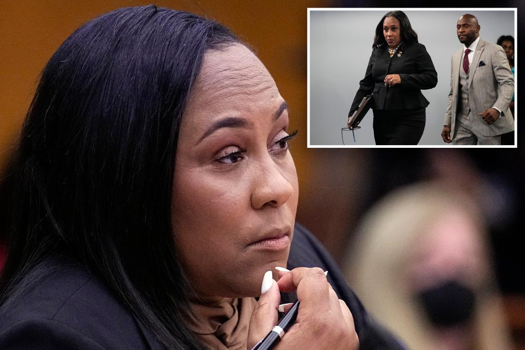 N75_80's tweet photo. 🚨🚨🚨🚨🚨
#Embattled #District #Attorney #FaniWillis has been accused of lying about the timeline of her relationship with special prosecutor Nathan Wade in a #bombshell new court filing.

#MikeRoman, who alongside #DONALDPUMP is being charged with election fraud by #Wade and #Willis in #FultonCounty, #Georgia, made a late #Friday filing in the case.
#USA