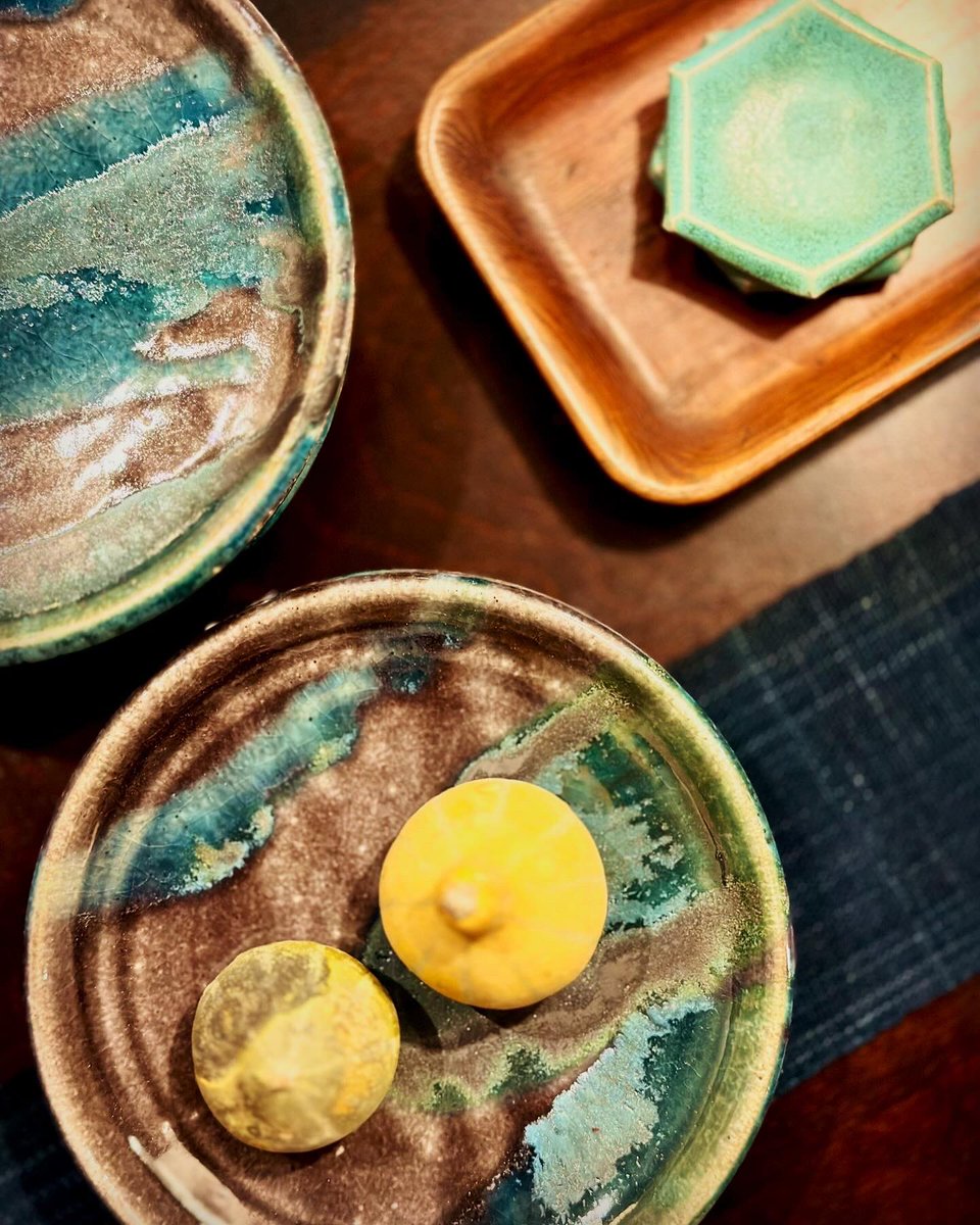 yoshiyama_tansu's tweet photo. 「銭本眞理/青馬窯」
岡山県吉備中央町でペルシャ古陶器に影響を受けた制作をされています。
店頭でぜひ手に取ってご覧ください。

#銭本眞理
#青馬窯
#陶器
#器
#うつわ
#金首偏坪
#ゴルガン
#酒盃
#袋掛花入
#三彩皿
#六角箸置き
#豆皿
#暮らしの道具吉山 https://t.co/F7WXSiywO8
