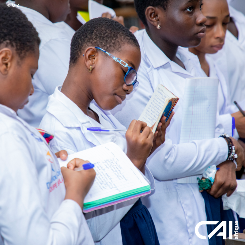 halloafrique's tweet photo. "Dans 5-10 ans je me vois cheffe d’entreprise ds le secteur des énergies renouvelables." Christelle OGO, #FemmedeScience en Côte d'Ivoire🇨🇮
En tant que présidente de l'association "Sciences & Technologies au Féminin" Christelle brave les obstacles contre les femmes en sciences💪🏾