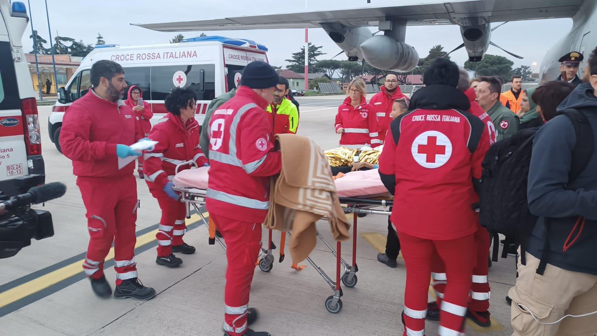 SM_Difesa's tweet photo. Atterra il 2° C-130 dell'#AeronauticaMilitare con 25 palestinesi, di cui 11 necessitano di cure mediche in Italia
Continua impegno delle #ForzeArmate🇮🇹 nell'operazione umanitaria Levante iniziata con Nave Vulcano della #MarinaMilitare
➡️https://t.co/tG7zJwn7cl
#UnaForzaperilPaese https://t.co/ecDrXp1aaR