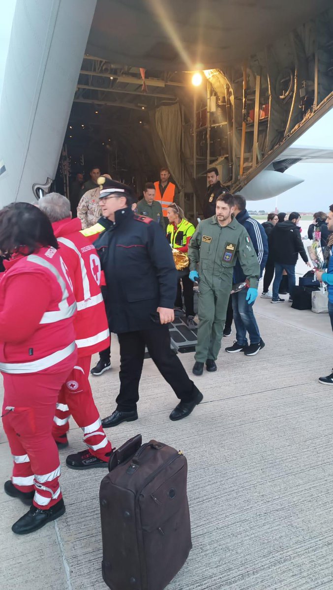 SM_Difesa's tweet photo. Atterra il 2° C-130 dell'#AeronauticaMilitare con 25 palestinesi, di cui 11 necessitano di cure mediche in Italia
Continua impegno delle #ForzeArmate🇮🇹 nell'operazione umanitaria Levante iniziata con Nave Vulcano della #MarinaMilitare
➡️https://t.co/tG7zJwn7cl
#UnaForzaperilPaese https://t.co/ecDrXp1aaR