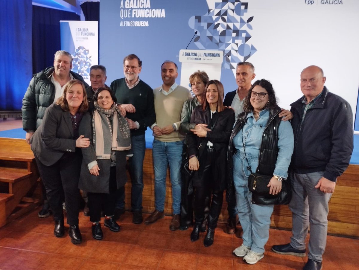 Rcochon1's tweet photo. En Poio xa sufrimos un tripartito de esquerdas. Botámolo fóra do concello e non o queremos para Galicia.

Queremos estabilidade e sentidiño. E conseguirémolo se votamos por @AlfonsoRuedaGal

Grazas, @marianorajoy, @paulapra2 e a tanta xente de Combarro por dicir #GaliciaFunciona! https://t.co/yevDXw4xWN