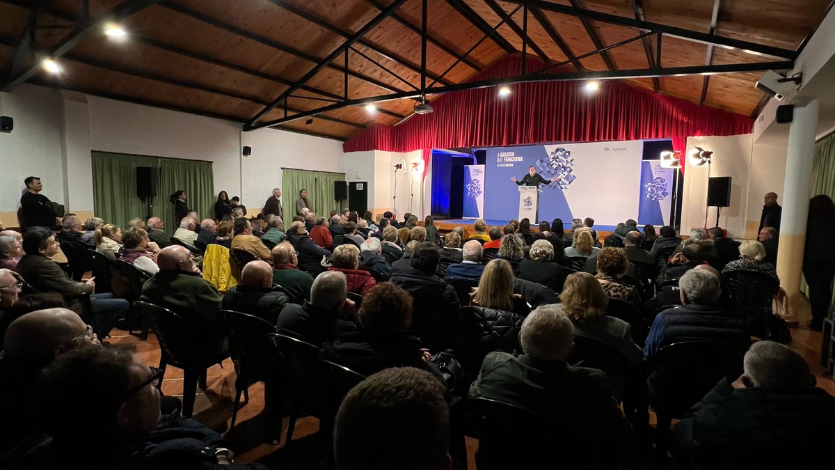 Rcochon1's tweet photo. En Poio xa sufrimos un tripartito de esquerdas. Botámolo fóra do concello e non o queremos para Galicia.

Queremos estabilidade e sentidiño. E conseguirémolo se votamos por @AlfonsoRuedaGal

Grazas, @marianorajoy, @paulapra2 e a tanta xente de Combarro por dicir #GaliciaFunciona! https://t.co/yevDXw4xWN