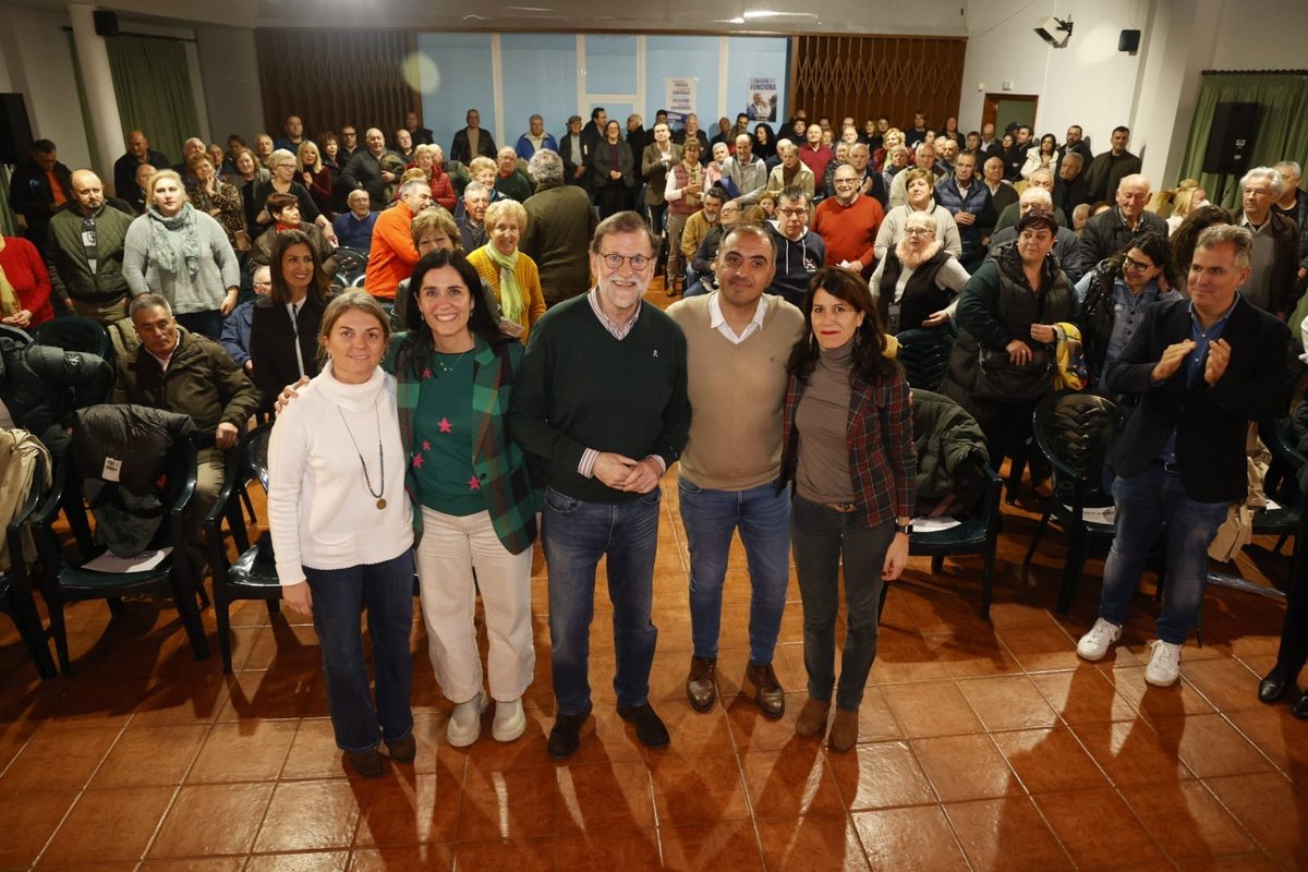Rcochon1's tweet photo. En Poio xa sufrimos un tripartito de esquerdas. Botámolo fóra do concello e non o queremos para Galicia.

Queremos estabilidade e sentidiño. E conseguirémolo se votamos por @AlfonsoRuedaGal

Grazas, @marianorajoy, @paulapra2 e a tanta xente de Combarro por dicir #GaliciaFunciona! https://t.co/yevDXw4xWN