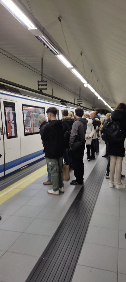 mariale_sca's tweet photo. Al fin salimos, después de 17 minutos dentro del metro sin moverse @metro_madrid  colapso en la estación #canillejas https://t.co/UyZn4cboQb