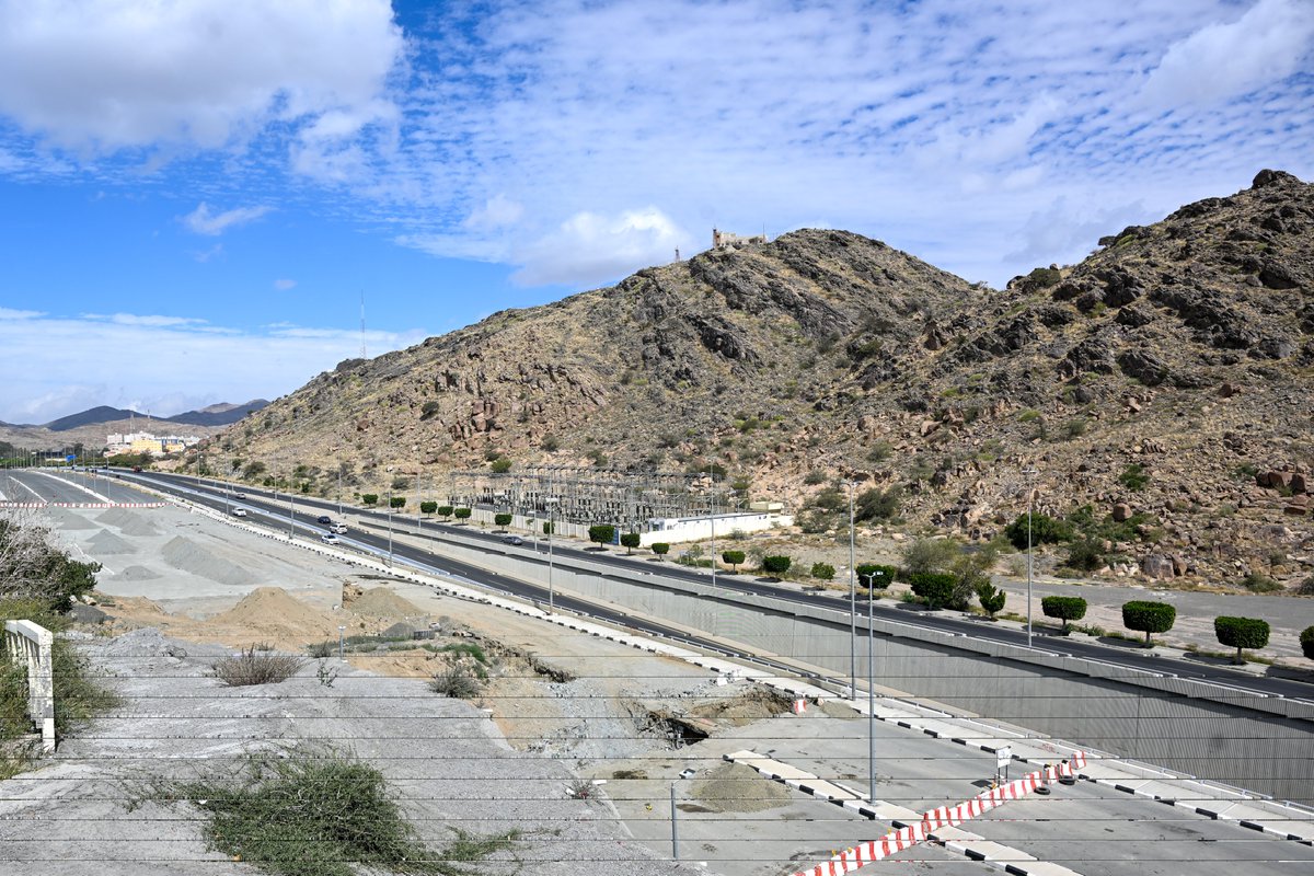 سمو محافظ #الطائف الأمير #سعود_بن_نهار  
 يقف ميدانيًا اليوم السبت على مشروع توسعة المدخل الغربي للمحافظة. 
..أطلع سموه على مراحل المشروع والفترة المُقرره للإنتهاء من التنفيذ، 
.حث على سرعة الإنجاز لأهمية الطريق في خدمة زوار الطائف.