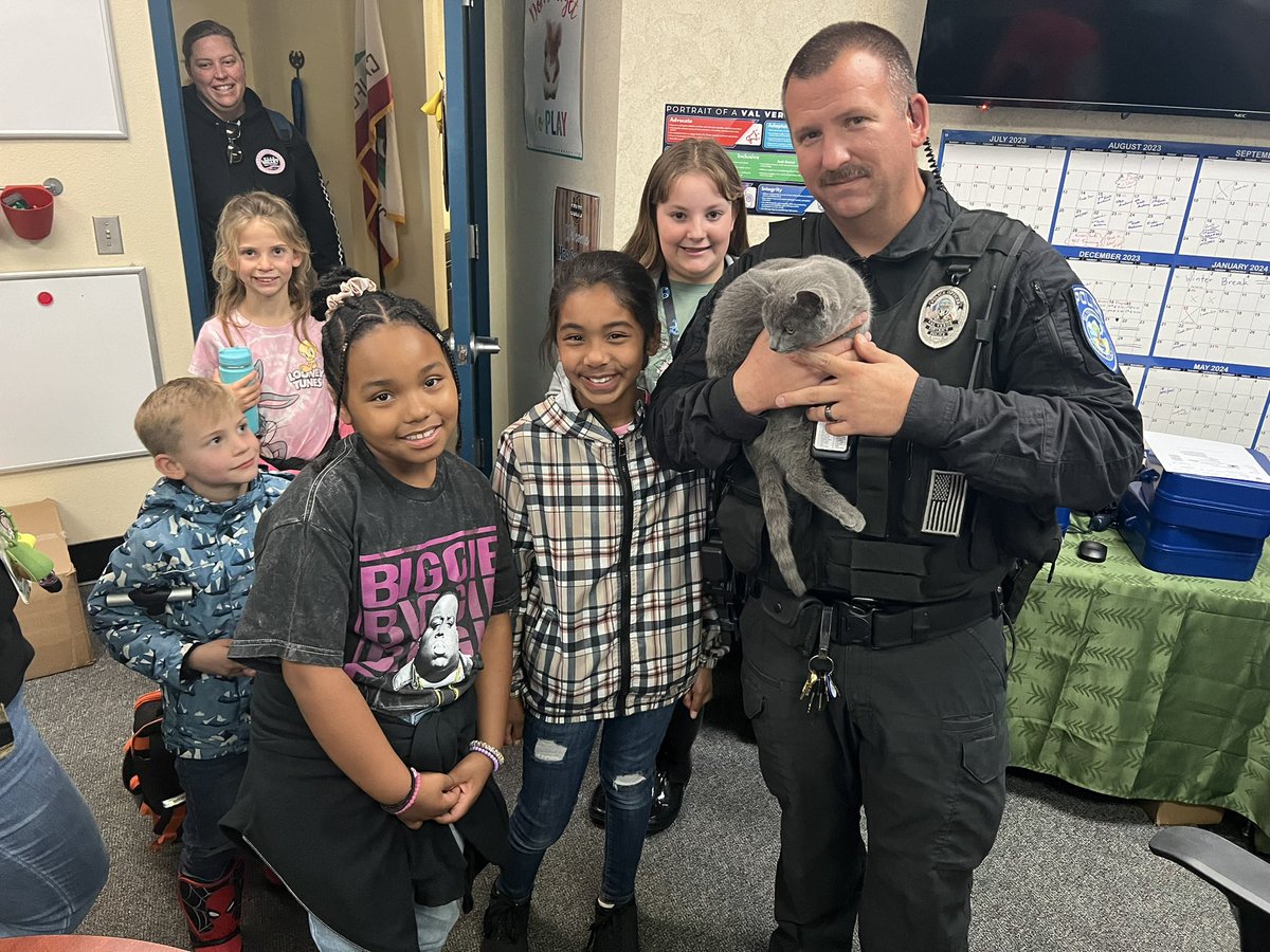 No job is too small for our <a href="/VVUSDPD/">VVUSD-Police Department</a> 💙 Officer Covington stopped by to say hello and visit with our scholars and a special furry visitor! #TCEpicAdventure #BeEpicColts <a href="/ValVerdeUSD/">Val Verde USD</a> @VVUSDPDOfficer4