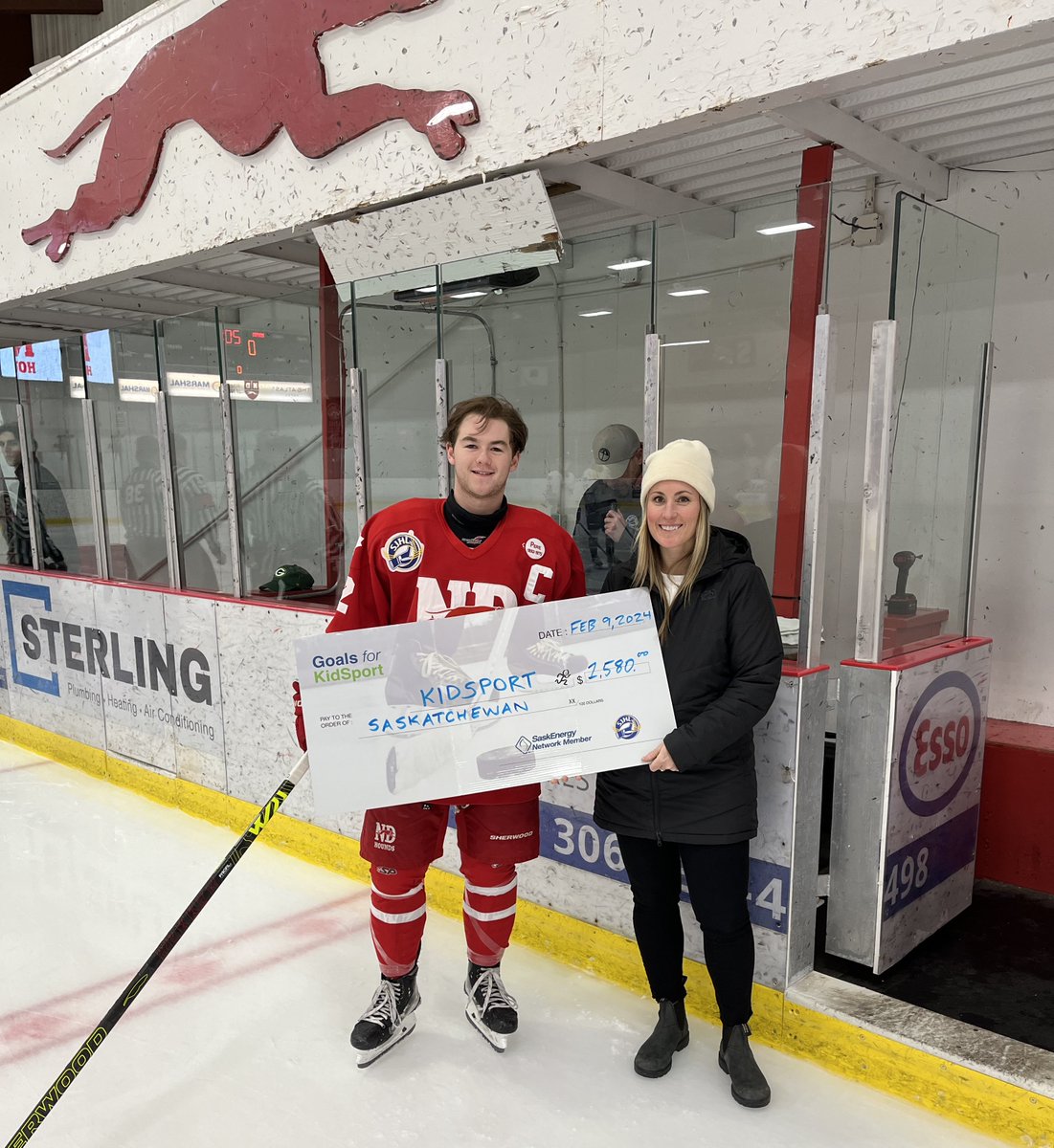 ND Jr. A Hounds Captain, Carson Baylis proudly presents a cheque for $1,580 to KidSport from ND home goals in the Goals for KidSport campaign through our partners at SaskEnergy and the SJHL. #kidsport #goalsforkidsport #sjhl #saskenergy #amcnotredame #ndjrhounds @ndjrahounds