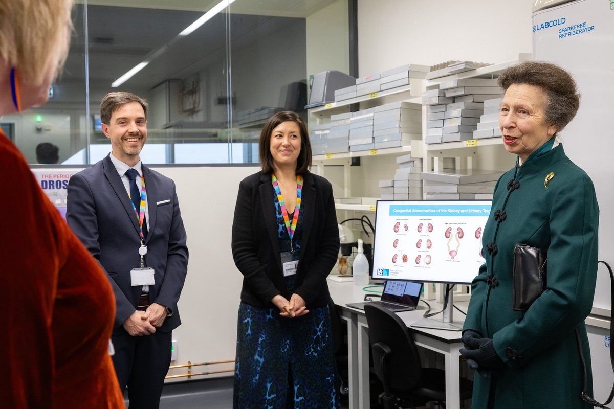 We were honoured to meet HRH the Princess Royal when she came to open the new @MRC_LMS building. @vaquerizasjm and clinical postdoc @drmelaniechan spoke about some of the work the lab is doing on #3Dgenome structure #development and #epigenomics @The_MRC @ImperialMed