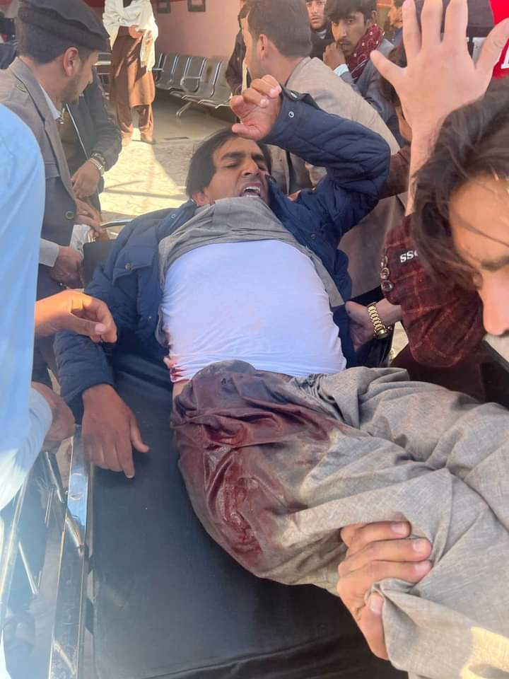شمالی وزیرستان میرانشاں میں ایف سی کے اہلکاروں نے @mjdawar پر حملہ کیا ہے جس میں محسن داوڑ شدید زخمی ہوگیا ہے محسن دوڑ کے ساتھ کئی اور ساتھی بھی زخمی ہیں