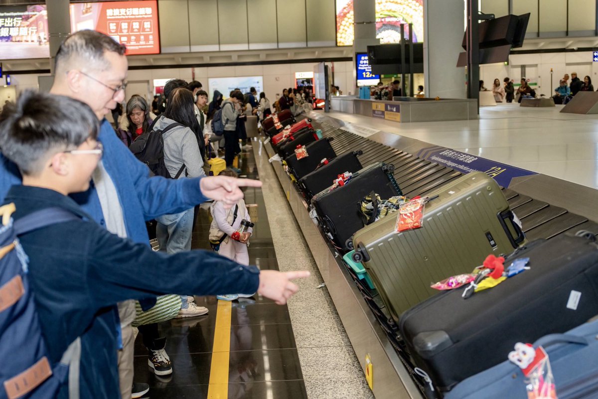 Happy Year of the Dragon! We’re spreading the festive cheer with lion dances and new year gifts for our visitors. Let’s all usher in a fantastic new year of travel! #hkia #hkairport #hkg #CNY2024