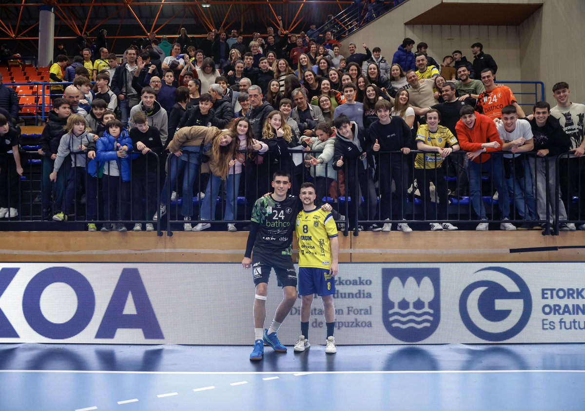 javi colmenero (@javicolmenero) on Twitter photo Ayer en Irún <a href="/jokinajaa/">Jokin Aja</a> y <a href="/mikelzabala1/">Mikel Zabala</a> jugadores de la cantera de <a href="/EibarEskubaloia/">Eibar Eskubaloia</a> se enfrentaron en Irún con sus respectivos equipos, <a href="/BMTorrelavega/">Bathco Balonmano Torrelavega</a> y <a href="/CDBidasoaIrun/">CD Bidasoa Irun</a>. Más de 100 personas entre jugadores, padres y entrenador@s de <a href="/EibarEskubaloia/">Eibar Eskubaloia</a> estuvieron alli animándoles. 💪 Ayer en Irún <a href="/jokinajaa/">Jokin Aja</a> y <a href="/mikelzabala1/">Mikel Zabala</a> jugadores de la cantera de <a href="/EibarEskubaloia/">Eibar Eskubaloia</a> se enfrentaron en Irún con sus respectivos equipos, <a href="/BMTorrelavega/">Bathco Balonmano Torrelavega</a> y <a href="/CDBidasoaIrun/">CD Bidasoa Irun</a>. Más de 100 personas entre jugadores, padres y entrenador@s de <a href="/EibarEskubaloia/">Eibar Eskubaloia</a> estuvieron alli animándoles. 💪