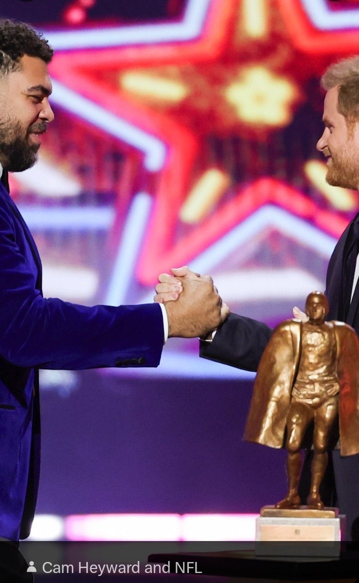 Mutual respect between two outstanding personalities 🤝

#NFLHonors 
#PrinceHarry 
#CameronHeyward