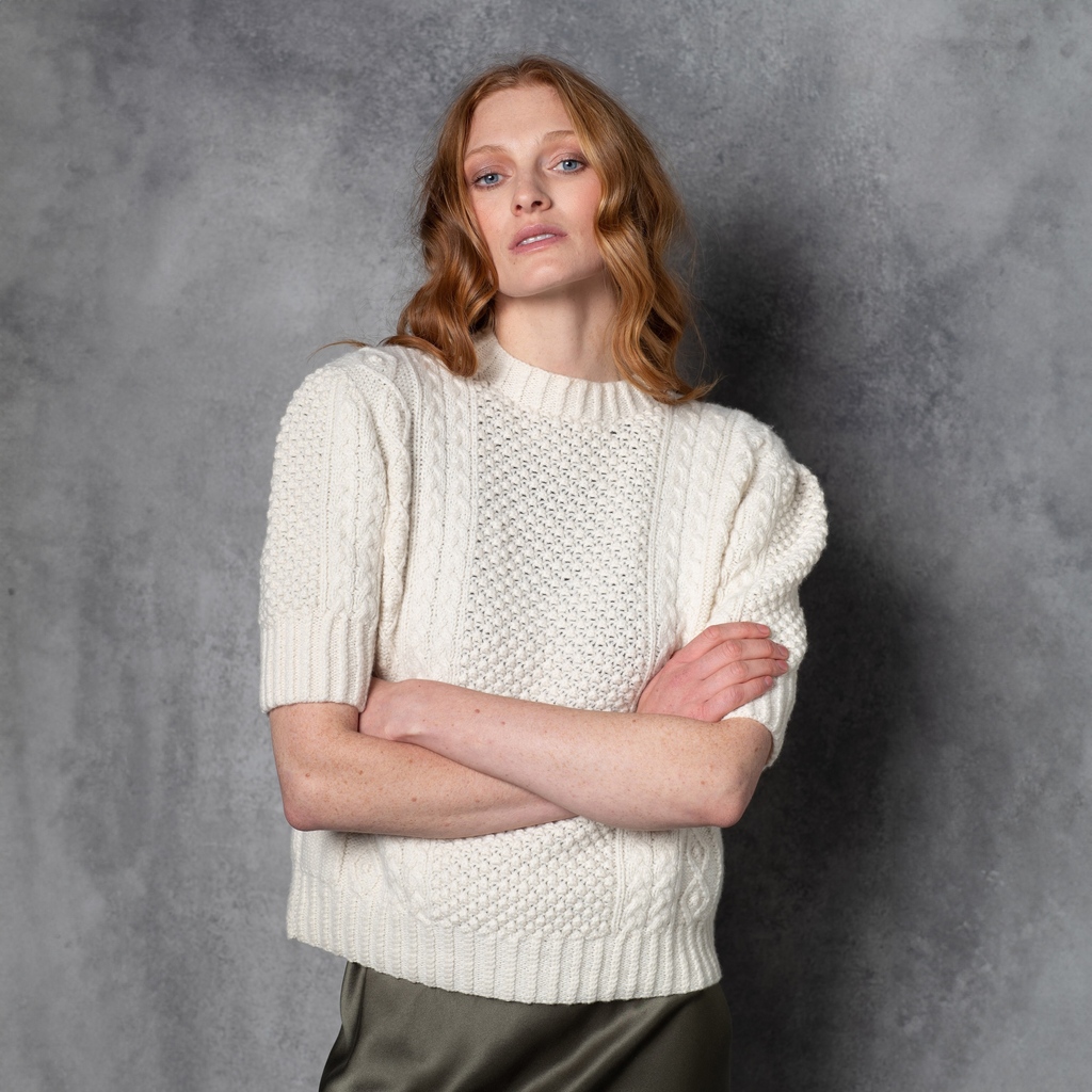 This short sleeve Audrey Cashmere Aran Sweater is a nod to our beloved style icon: Audrey Hepburn.

The slight puff and shorter sleeve with a more fitted silhouette on the body evokes a timeless style reminiscent of the 50’s.

l8r.it/zhDW

#aransweater #cashmerearan