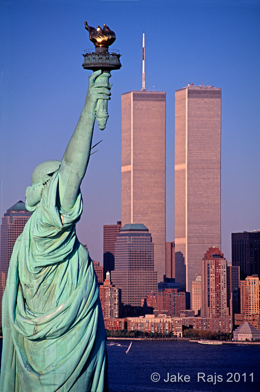 ZenOfMakaveli's tweet image. Do you remember #ChrisWatts &amp;amp; #ShannanWatts? 🧵

 It had a lot of oddities. Some procedural &amp;amp; some more esoteric

 1st was the potential Crime Scene recreation of the WTC and 🗽

 The red 📍 is where Shannan was buried w/ &quot;Left arm extended near head&quot;.

 In Towers were the kids