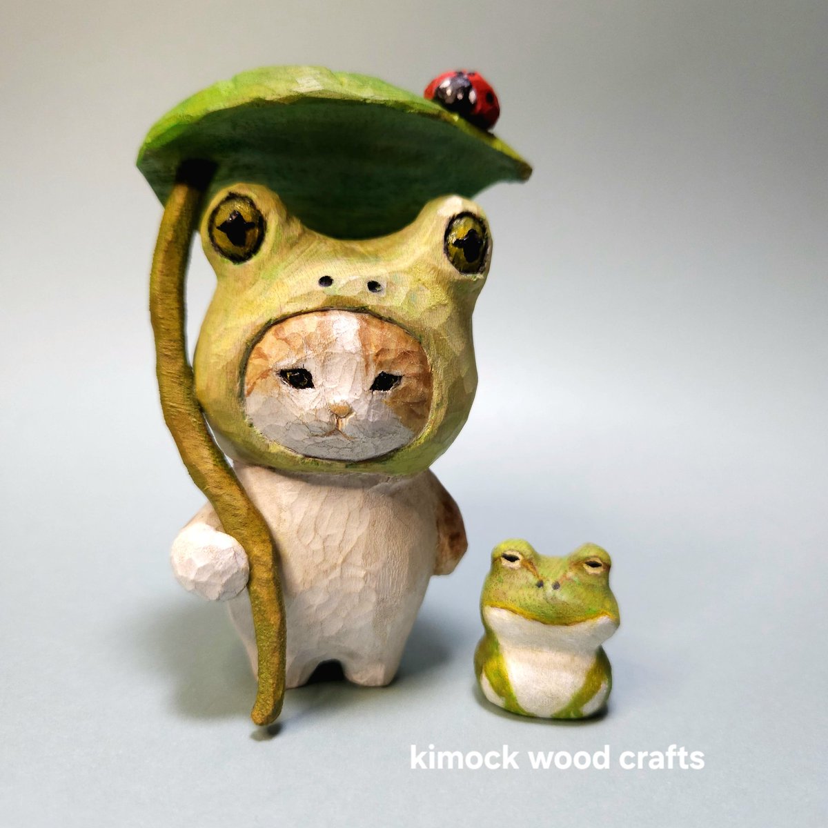 雨の中、アマガエルさんに出会ったよ🐸

#木彫り　#猫　#カエル　#ハンドメイド　#彫刻  #作品展　#woodcarving #woodcraft #woodsculpture