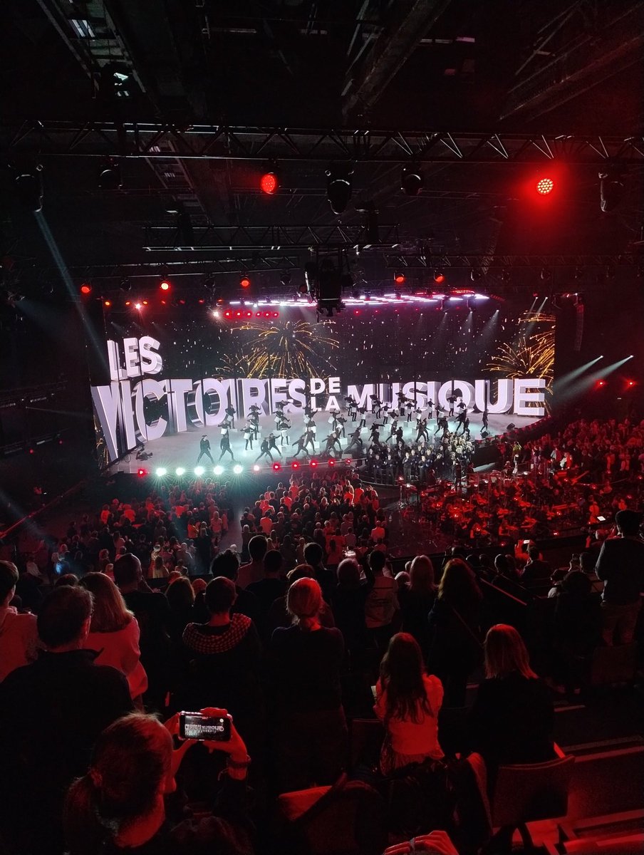 #VictoiresDeLaMusique sacrent #Zaho de Sagazan 👏👍👏 et s'ouvrent aux musiques urbaines. Soirée très réussie 😁