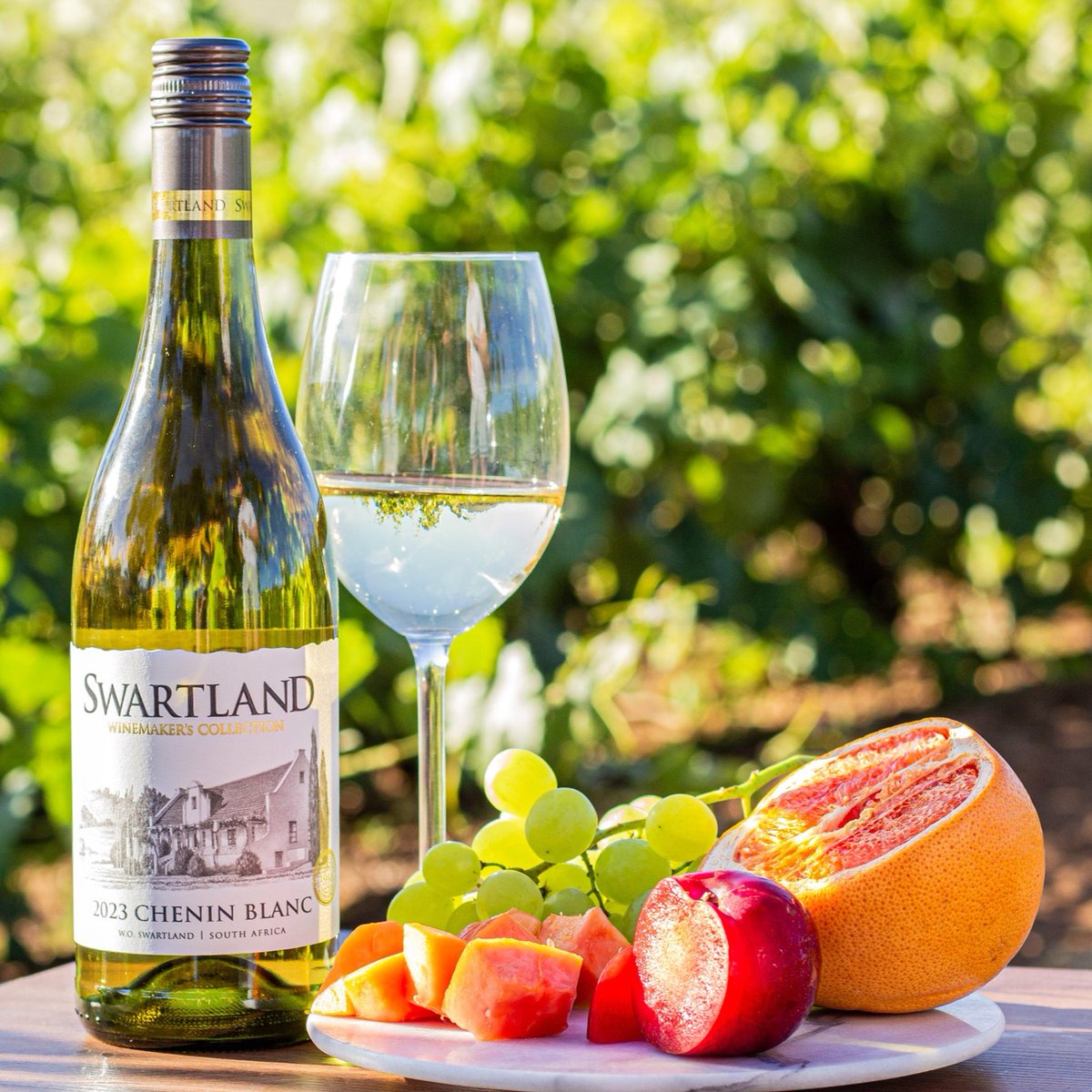 The Chenin Blanc from Swartland Winemaker's Collection is the perfect antidote to the winter blues – crisp, vibrant, and bursting with the essence of sun-kissed fruits. Elevate your weekend with Swartland Winery's joy in a glass! #thewinebuff @swartlandwinery #cheninblanc