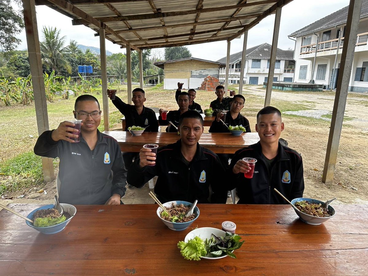 801stregiment's tweet image. &quot;กองทัพ เดินด้วยท้อง&quot;🍜🪖

ร.8 พัน.1 จัดเลี้ยง ก๋วยเตี๋ยว/น้ำอัดลม ให้กับน้องทหารกองประจำการของหน่วย ในวันหยุด บรรยากาศที่เป็นกันเอง เพื่อเป็นการขอบคุณในการร่วมปฏิบัติภารกิจเพื่อหน่วย เพื่อประเทศชาติ และเพื่อประชาชน ที่ผ่านมา

#ทหาร
#เรารักทหาร
#สสก