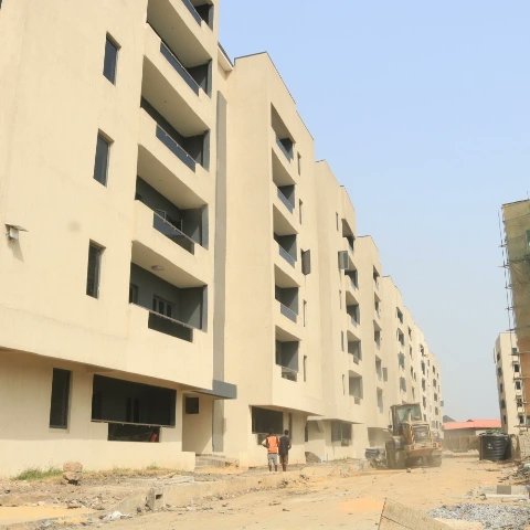 KAkintobi's tweet photo. 1, 2, and 3 bedroom apartments in Surulere all ensuite with facilities including swimming pool, gym, club house, elevators, pharmacy and shopping plaza amongst others. https://t.co/zUTD6DbCCf