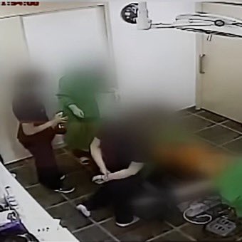 lolitascak3's tweet image. คดีนี้ที่เกาหลีคืออุบาทว์มาก มีผู้หญิงเก็บเงินแปดล้านมาศัลยกรรมดูดไขมันกับเสริมหน้าอก แต่เธอแอบเอาเครื่องบันทึกเสียงเข้าห้องผ่าตัดไปด้วย พอฟื้นมาเปิดฟัง กลายเป็นว่าตอนเธอสลบ พวกหมอและพยาบาลมารุมดูเธอโป๊ วิจารณ์ว่าเธออกแบนอวัยวะเพศไม่สวยและศัลยฯเพื่อหาผัว (มีต่อ)