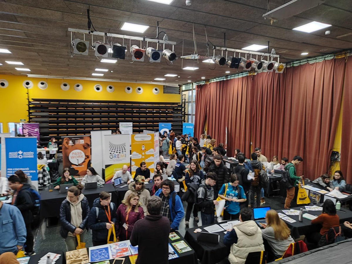 barcelonactiva's tweet image. Divendres passat vam participar en la jornada Cursa't, la fira d'entitats formatives per a #joves d'entre 16 i 35 anys de #NouBarris. 🙋‍♀️

📍 A l’Espai Jove #LesBasses vam presentar els serveis, recursos i programes que ofereix Barcelona Activa per accedir al mercat laboral!