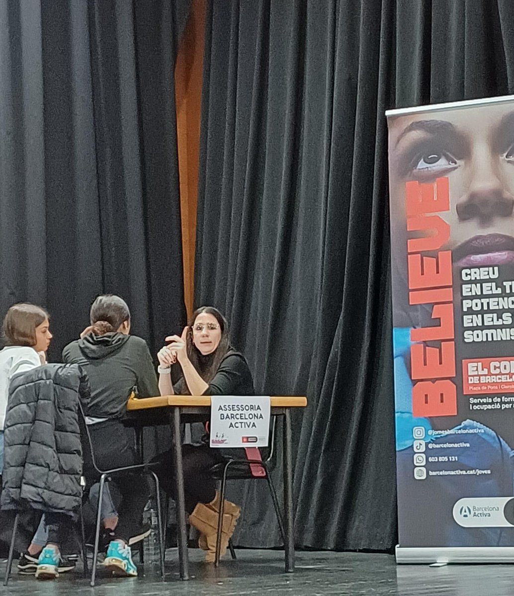 barcelonactiva's tweet image. Divendres passat vam participar en la jornada Cursa't, la fira d'entitats formatives per a #joves d'entre 16 i 35 anys de #NouBarris. 🙋‍♀️

📍 A l’Espai Jove #LesBasses vam presentar els serveis, recursos i programes que ofereix Barcelona Activa per accedir al mercat laboral!