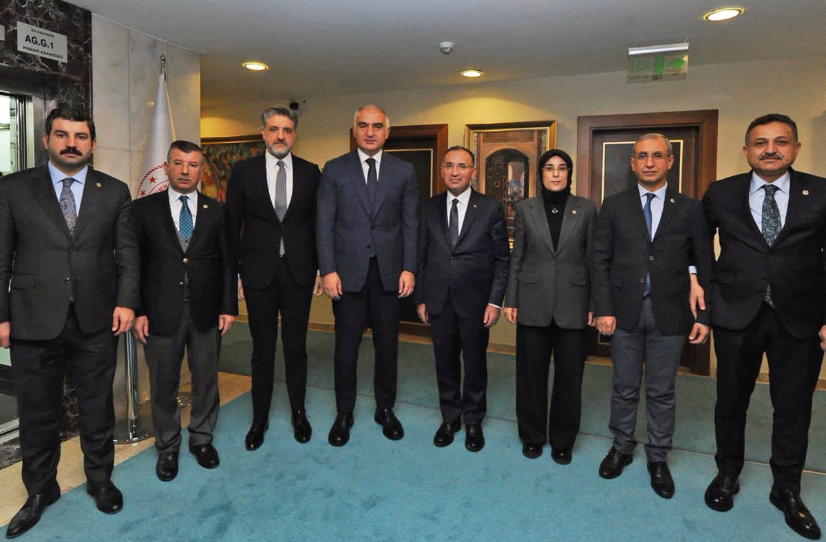 TBMM Başkanvekilimiz <a href="/bybekirbozdag/">Bekir  Bozdağ</a> başkanlığında, AK Parti Şanlıurfa Milletvekilleri olarak Kültür ve Turizm Bakanımız Sayın <a href="/MehmetNuriErsoy/">Mehmet Nuri Ersoy</a>’u ziyaret ederek, medeniyetler beşiği, “tarihin sıfır noktası”, Şanlı şehrimizdeki kültür ve turizm alanındaki faaliyetler ve yatırımları