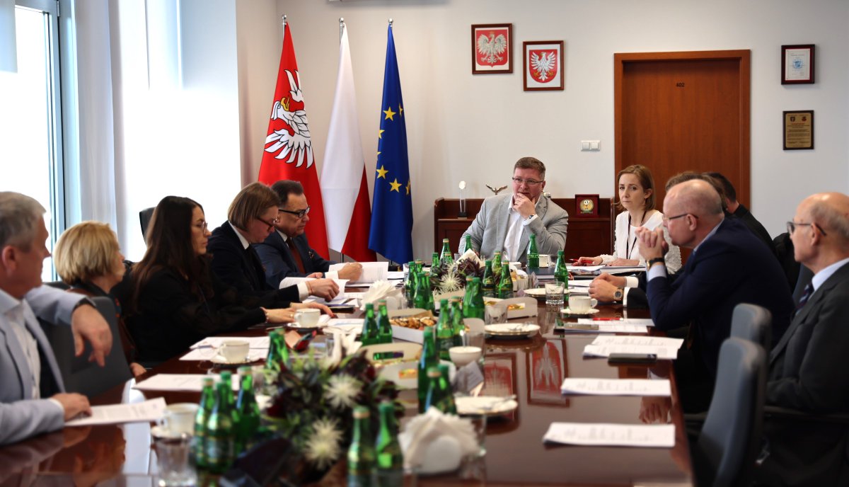 MUW_RP's tweet photo. ➡️ Wojewoda Mazowiecki @M_Frankowski wziął udział w Posiedzeniu Prezydium Wojewódzkiej Rady Dialogu Społecznego w województwie mazowieckim.
ℹ️ Tematem obrad było sprawozdanie z ubiegłorocznych działań oraz omówienie planu pracy na rok 2024.
#WRDS #WojewodaMazowiecki #Mazowsze https://t.co/vYSv5AfsiW