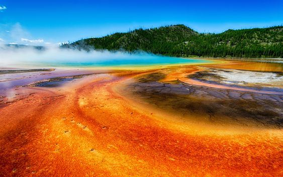 skierchick2010's tweet photo. GRAND PRISMATIC SPRING HOT SPRINGS, WYOMING, USA
Grand Prismatic located in the Geyser Basin Midway, United States is the largest hot spring in Yellowstone National Park and the third largest in the world. It gets its name from the striking colors they blend: blue, green, yellow, orange, yellow, red and brown, almost like a rainbow.