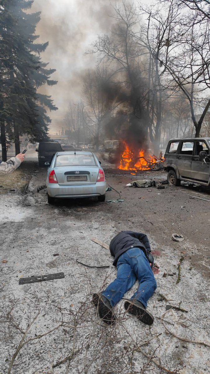 ‼️🏴‍☠️Ukrayna Silahlı Kuvvetleri Donetsk'e MLRS'den 8 füze ateşledi. En az 3 kişi öldü, bir çok kişi ise yaralandı.