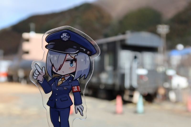 浜風(艦これ) 「折角アクスタ作ったので何か写真撮ろうとしたけど、相対的にサイズが小さすぎるのと、」|しーさいどのイラスト