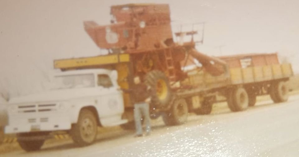 Imagen compartida por Roberto Bonino (Villa Nueva, provincia de Córdoba): 'Cuántos recuerdos del tío Donoso con ese camión. Yo con un Dodge DP500 volviendo de traer una cosechadora Rotania en los años 80s' #CamionArgentinoFederal