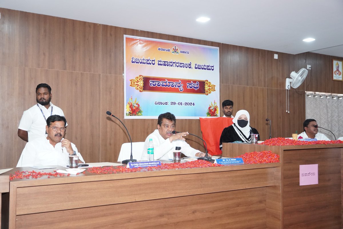 MBPatil's tweet photo. ಕುಡಿಯುವ ನೀರಿನ ಸಮಸ್ಯೆ ಎದುರಾಗದಂತೆ ಮುನ್ನೆಚ್ಚರಿಕೆ ವಹಿಸಲು ಸೂಚನೆ

#ವಿಜಯಪುರಮಹಾನಗರಪಾಲಿಕೆ ಮೊದಲ ಸಾಮಾನ್ಯ ಸಭೆಯಲ್ಲಿ ಪಾಲ್ಗೊಂಡು ಪಾಲಿಕೆಯ ಸದಸ್ಯರಿಗೆ ಅಭಿನಂದನೆ ಸಲ್ಲಿಸಿ, ಮಾತನಾಡಿದೆ.

ಕುಡಿಯುವ ನೀರಿನ ಸಮಸ್ಯೆ ಬಗೆಹರಿಸಲು ಸರ್ಕಾರ ದೂರದೃಷ್ಟಿ ಯೋಜನೆಗಳನ್ನು ರೂಪಿಸುತ್ತಿದೆ. ತಕ್ಷಣದಲ್ಲಿ ಎದುರಾಗಲಿರುವ ಬೇಸಿಗೆ ದಿನಗಳನ್ನು ಗಮನದಲ್ಲಿರಿಸಿಕೊಂಡು, ನೀರಿನ ಪೂರೈಕೆಗೆ ಅಗತ್ಯವಾದ ತುರ್ತು ಕ್ರಮಗಳನ್ನು ಕೈಗೊಳ್ಳುವಂತೆ ನಿರ್ದೇಶನ ನೀಡಿದೆ.

ಸಚಿವನಾಗಿದ್ದಾಗ ಈ ಹಿಂದೆ ಸ್ವಚ್ಛಗೊಳಿಸಿರುವ ಬಾವಡಿಗಳು, ಬಾವಿಗಳ ನೀರನ್ನೂ ಸಹ ಪೂರೈಸುವಂತೆ ಸೂಚಿಸಿರುವೆ. ಅಗತ್ಯವಿದ್ದರೆ ಪ್ರತಿ ವಾರ್ಡ್ ನಲ್ಲೂ ಬೋರ್ ವೆಲ್ ಕೊರೆಸುವುದರೊಂದಿಗೆ, ಖಾಸಗಿ ಬೋರ್ ವೆಲ್ ಗಳನ್ನು ಸಹ ಬಾಡಿಗೆ ಪಡೆದು ನಗರದಲ್ಲಿ ನೀರಿನ ಸಮಸ್ಯೆ ಎದುರಾಗದಂತೆ ನಿಗಾವಹಿಸಲು ಸೂಚಿಸಿರುವೆ. ಈ ಕುರಿತು 10ದಿನಗಳಲ್ಲಿ ಮತ್ತೊಮ್ಮೆ ಪ್ರಗತಿ ಪರಿಶೀಲನೆ ನಡೆಸುವೆ.

ನೀರಿನ ಸಮಸ್ಯೆಯ ಜೊತೆ ಜೊತೆಗೆ ನಗರದ ಸಮಗ್ರ ಅಭಿವೃದ್ಧಿ ಕುರಿತಂತೆಯೂ ಗಮನ ಹರಿಸುವಂತೆ ಪಾಲಿಕೆಯ ಸದಸ್ಯರಿಗೆ, ಅಧಿಕಾರಿಗಳಿಗೆ ನಿರ್ದೇಶನ ನೀಡಿರುವೆ.

ಪಾಲಿಕೆಯ ಸದಸ್ಯರು ಇಂದು ಹೃತ್ಪೂರ್ವಕವಾಗಿ ಸನ್ಮಾನಿಸಿದರು.