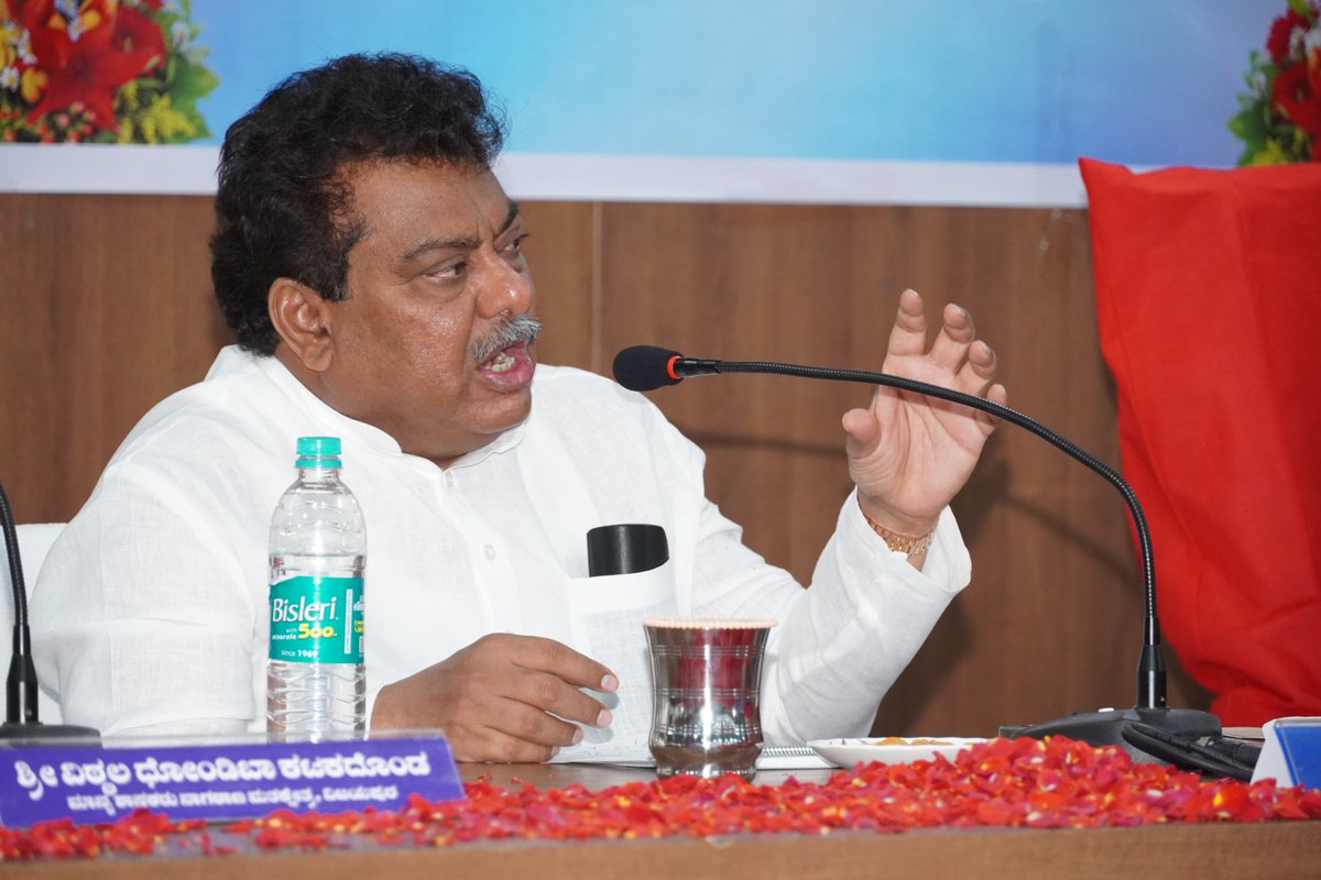 MBPatil's tweet photo. ಕುಡಿಯುವ ನೀರಿನ ಸಮಸ್ಯೆ ಎದುರಾಗದಂತೆ ಮುನ್ನೆಚ್ಚರಿಕೆ ವಹಿಸಲು ಸೂಚನೆ

#ವಿಜಯಪುರಮಹಾನಗರಪಾಲಿಕೆ ಮೊದಲ ಸಾಮಾನ್ಯ ಸಭೆಯಲ್ಲಿ ಪಾಲ್ಗೊಂಡು ಪಾಲಿಕೆಯ ಸದಸ್ಯರಿಗೆ ಅಭಿನಂದನೆ ಸಲ್ಲಿಸಿ, ಮಾತನಾಡಿದೆ.

ಕುಡಿಯುವ ನೀರಿನ ಸಮಸ್ಯೆ ಬಗೆಹರಿಸಲು ಸರ್ಕಾರ ದೂರದೃಷ್ಟಿ ಯೋಜನೆಗಳನ್ನು ರೂಪಿಸುತ್ತಿದೆ. ತಕ್ಷಣದಲ್ಲಿ ಎದುರಾಗಲಿರುವ ಬೇಸಿಗೆ ದಿನಗಳನ್ನು ಗಮನದಲ್ಲಿರಿಸಿಕೊಂಡು, ನೀರಿನ ಪೂರೈಕೆಗೆ ಅಗತ್ಯವಾದ ತುರ್ತು ಕ್ರಮಗಳನ್ನು ಕೈಗೊಳ್ಳುವಂತೆ ನಿರ್ದೇಶನ ನೀಡಿದೆ.

ಸಚಿವನಾಗಿದ್ದಾಗ ಈ ಹಿಂದೆ ಸ್ವಚ್ಛಗೊಳಿಸಿರುವ ಬಾವಡಿಗಳು, ಬಾವಿಗಳ ನೀರನ್ನೂ ಸಹ ಪೂರೈಸುವಂತೆ ಸೂಚಿಸಿರುವೆ. ಅಗತ್ಯವಿದ್ದರೆ ಪ್ರತಿ ವಾರ್ಡ್ ನಲ್ಲೂ ಬೋರ್ ವೆಲ್ ಕೊರೆಸುವುದರೊಂದಿಗೆ, ಖಾಸಗಿ ಬೋರ್ ವೆಲ್ ಗಳನ್ನು ಸಹ ಬಾಡಿಗೆ ಪಡೆದು ನಗರದಲ್ಲಿ ನೀರಿನ ಸಮಸ್ಯೆ ಎದುರಾಗದಂತೆ ನಿಗಾವಹಿಸಲು ಸೂಚಿಸಿರುವೆ. ಈ ಕುರಿತು 10ದಿನಗಳಲ್ಲಿ ಮತ್ತೊಮ್ಮೆ ಪ್ರಗತಿ ಪರಿಶೀಲನೆ ನಡೆಸುವೆ.

ನೀರಿನ ಸಮಸ್ಯೆಯ ಜೊತೆ ಜೊತೆಗೆ ನಗರದ ಸಮಗ್ರ ಅಭಿವೃದ್ಧಿ ಕುರಿತಂತೆಯೂ ಗಮನ ಹರಿಸುವಂತೆ ಪಾಲಿಕೆಯ ಸದಸ್ಯರಿಗೆ, ಅಧಿಕಾರಿಗಳಿಗೆ ನಿರ್ದೇಶನ ನೀಡಿರುವೆ.

ಪಾಲಿಕೆಯ ಸದಸ್ಯರು ಇಂದು ಹೃತ್ಪೂರ್ವಕವಾಗಿ ಸನ್ಮಾನಿಸಿದರು.