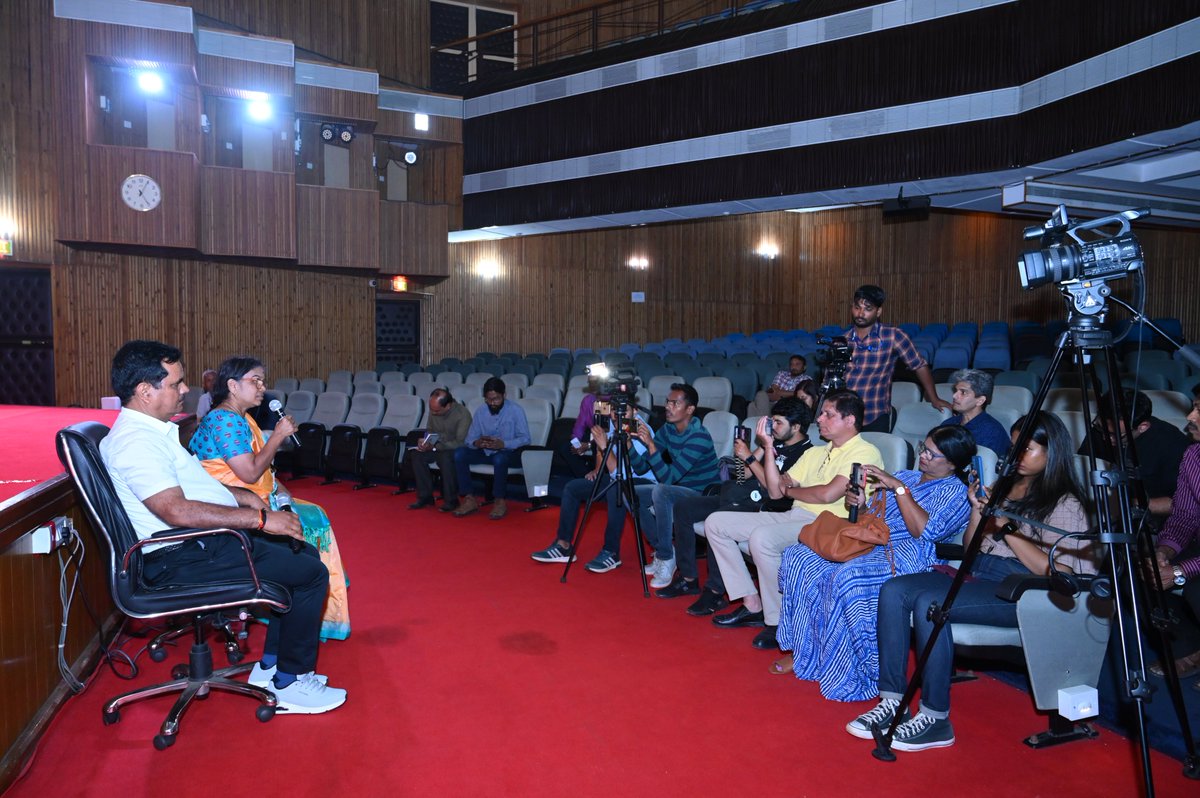 Dr (Mrs) Kalaiselvi, DG CSIR, along with Prof Sunil Kumar Singh, Directro CSIR-NIO interacts with media persons at CSIR-NIO @CSIR_IND @dgcsirIndia @DrNKalaiselvi @DrJitendraSingh