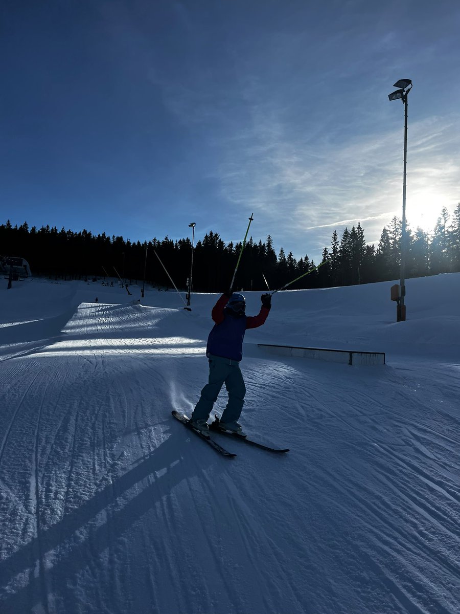 Team ‘Snowflake Squad’ just keep on giving! An afternoon of sun, smiles and SLALOM! ⛷️❄️ #vlastinaski