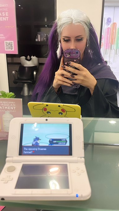 playing pokemon at the hairdressers 🤓 https://t.co/7VCLyHkbdg
