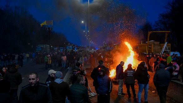 Las protestas de Francia no sólo afectan a nuestras compañías transportistas, sino al resto de industrias que dependen de este sector estratégico.

Solicitamos al Gobierno (<a href="/transportesgob/">Ministerio Transportes y Movilidad Sostenible</a>) que intermedie para solventar esta situación.

elimparcial.es/noticia/264664…