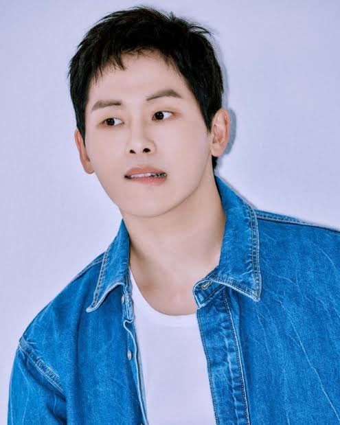 woohyoons's tweet photo. hoya is for the girls who tell everyone they hate love but are hopeless romantics. https://t.co/kyFzjnrRfx