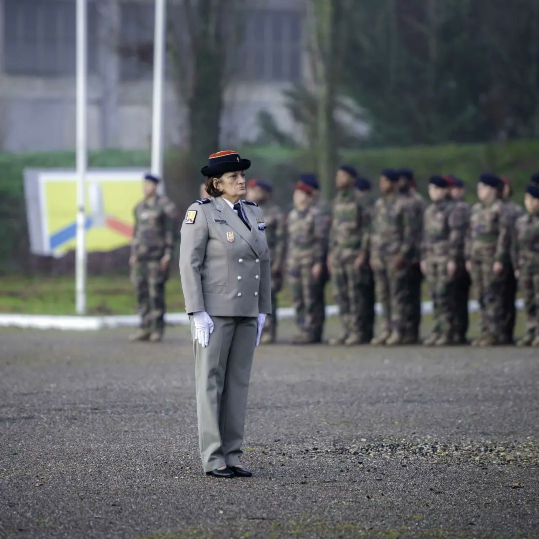 RegimentMedical's tweet image. #Tradition

Cérémonie des couleurs particulière pour l'ADC Florence sur la place d’Armes « Bataille de Diên Biên Phu ».   
Une mise à l'honneur pour ce médaillé militaire qui quittera le service actif après 36 années de carrière.
#Rmed
#ComLog
#DéfenseSudEst