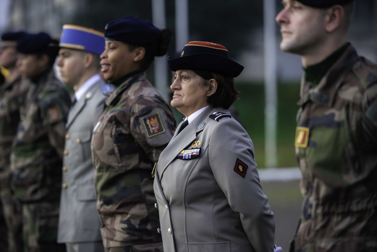 RegimentMedical's tweet image. #Tradition

Cérémonie des couleurs particulière pour l'ADC Florence sur la place d’Armes « Bataille de Diên Biên Phu ».   
Une mise à l'honneur pour ce médaillé militaire qui quittera le service actif après 36 années de carrière.
#Rmed
#ComLog
#DéfenseSudEst