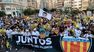 navi2004vcf's tweet photo. El valencianismo debería estar en la calle por múltiples cuestiones. Lim está expoliando nuestro club con el consentimiento de los políticos, q de nuevo y coincidiendo con el mismo gobierno q propició la venta del VCF, nos están engañando. Intereses varios. Nos falta dignidad.🦇 https://t.co/9ytf9ciMSw