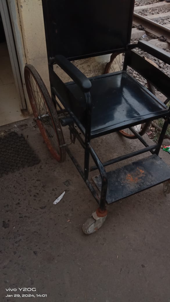 UdayTewari1's tweet photo. "Urgent plea for attention! A dedicated Rly contract worker injured on duty at SRC Station, yet faced an agonizing wait for a stretcher due to bureaucratic hurdles. we need swift action to ensure timely assistance and review station protocols. @orbiter_finahce @srdcmkgp @kgprail https://t.co/jh0naqhtC3