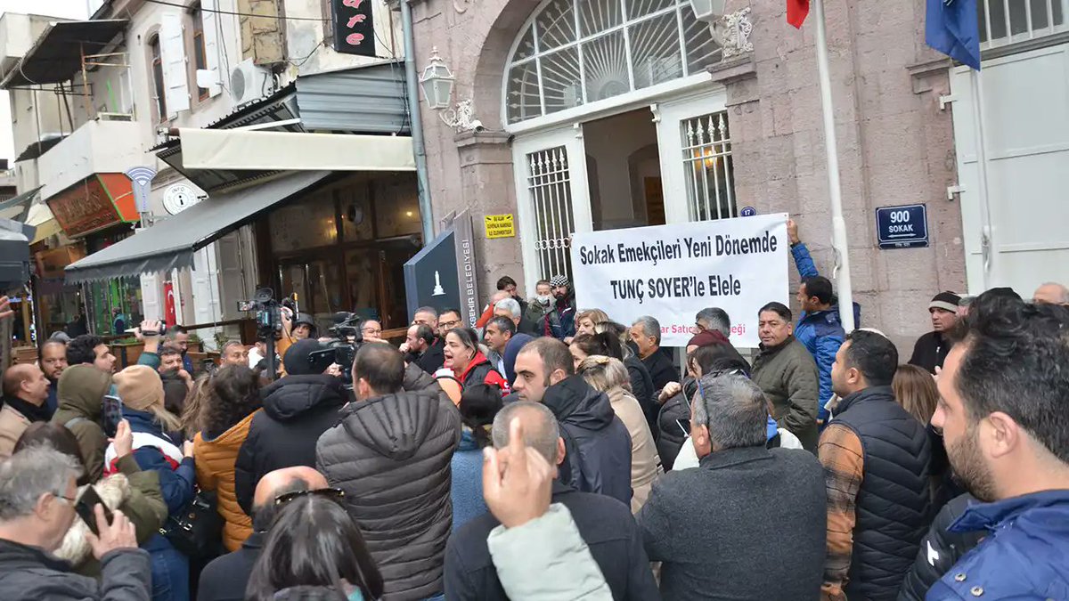 İzmir'de Tunç Soyer nöbeti: Genel Merkez duy sesimizi  

🔴CHP’nin  İzmir Adayı’nın açıklanmasına saatler kala İzmir’den ‘Tunç Soyer’  sesleri yükseldi. 

🔴Başkanlık binası önünde toplanan; muhtar, STK ve  kooperatif temsilcileri ile sokak emekçileri, Soyer’in adaylığı