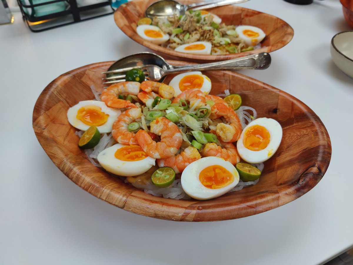 Made some pancit palabok for a private lunch yesterday.
Seafood sauce noodles garnished with smoked mackerel, prawns, spring onions, boiled eggs and calamansi